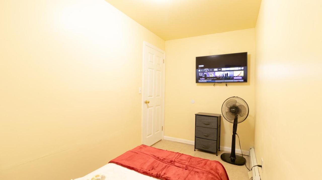 Cozy Shack 1 Bedroom Studio With Sofa And Full Kitchen In Elmhurst Ny New York Exterior photo